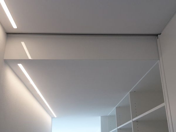 Weisse-Decke-Einbauschrank-Licht